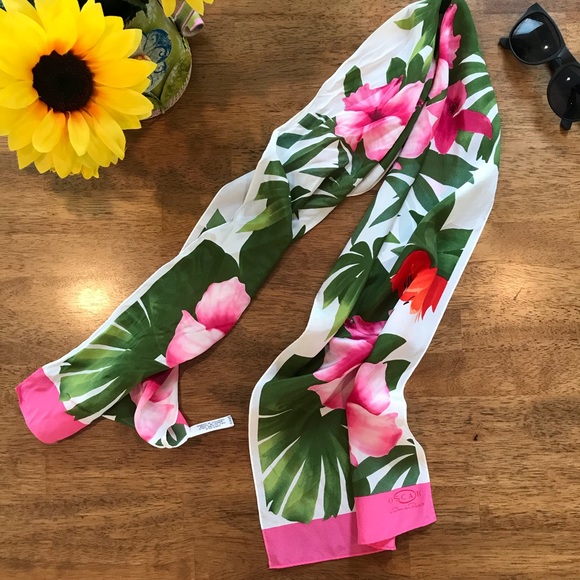 Oscar de la Renta Accessories - 🔥Oscar de la Renta Scarf  100% Silk🔥